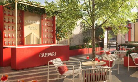 Campari inaugure sa terrasse estivale à l’Hôtel du Collectionneur, en plein cœur de Paris.